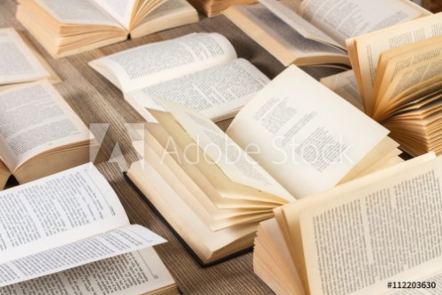 Picture of Libros abiertos sobre mesa de madera rstica Vista superior